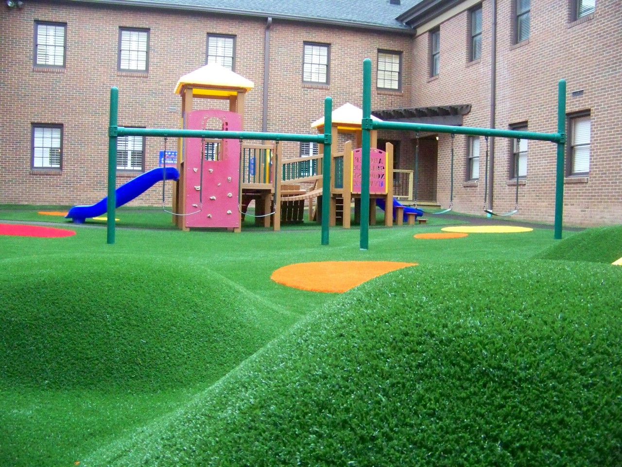 Hilly artificial turf playground by Southwest Greens Vancouver (Second Generation Landscapes)